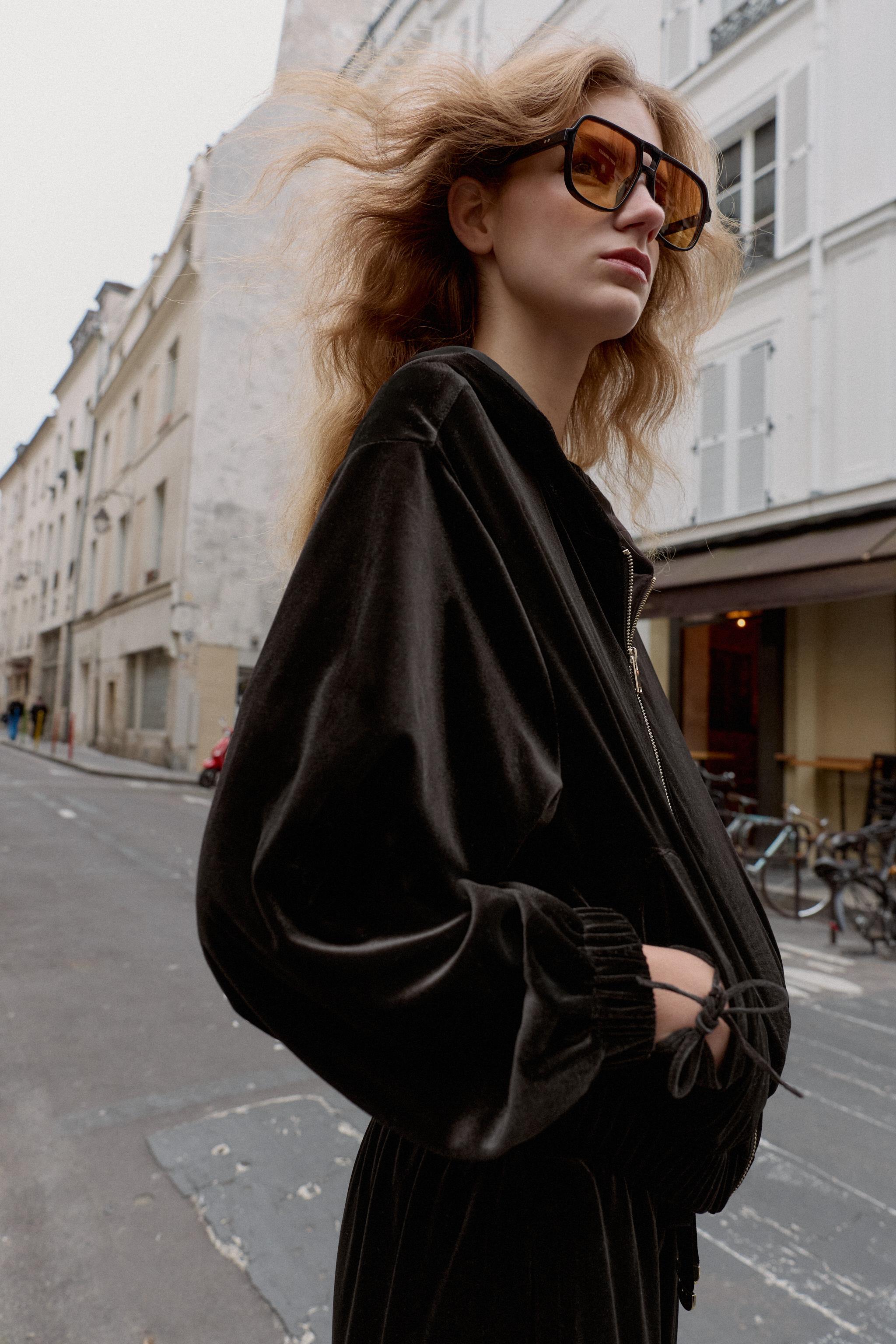 VESTE EN VELOURS À CAPUCHE